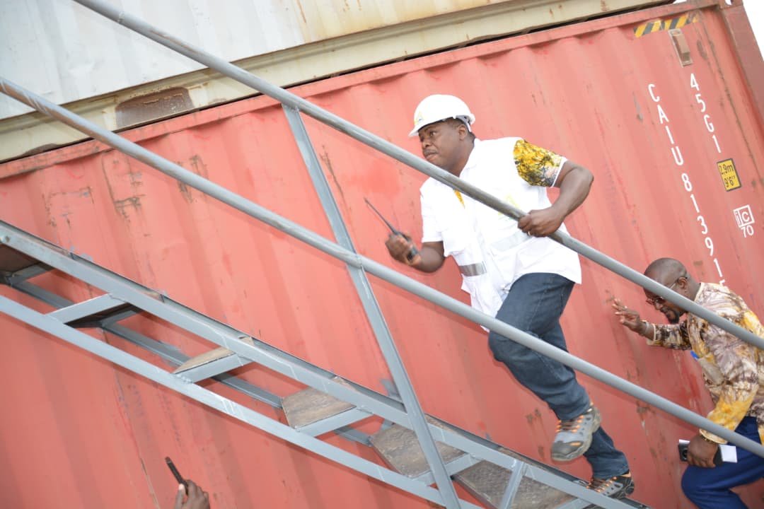 Ibrahim SANON inspectant les installations industrielles lors de l'inauguration